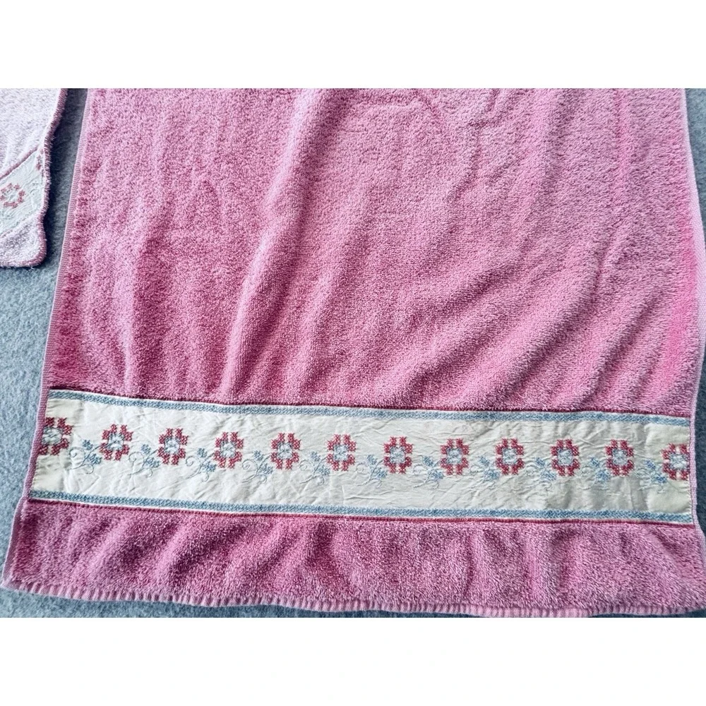 Vintage Letters Inc Bath‎ Towels & Washcloths Pink Satin Embroidered Trim Floral